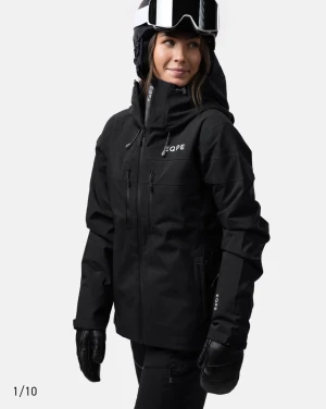 Skidställ - Svart skidställ från EQPE. Inte använt någongång endast provat hemma. Skotter otroligt och likaså kvaliten! Säljer pga inställd säsong för min del! Nypris 5000kr, byxor storlek S, jacka storlek XS