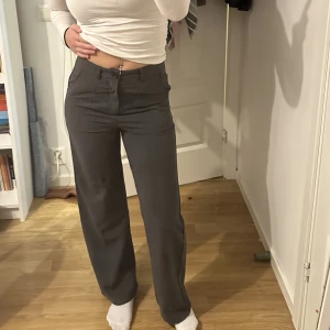 Gråa byxor - Säljer dessa gråa byxorna pga att dem inte används längre. 