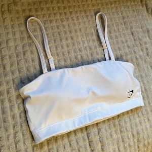 Gymshark sport-bh  - Helt ny sport-bh från gymshark som är använd en gång. Superskön men inget som kommer till användning av mig. Köpt för 299kr
