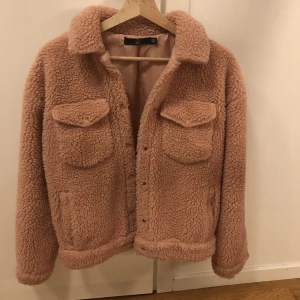 Jacka - Jätte fin rosa tunn jacka perfekt för hösten, använd ett få tal gånger då den är alldeles för liten för mig