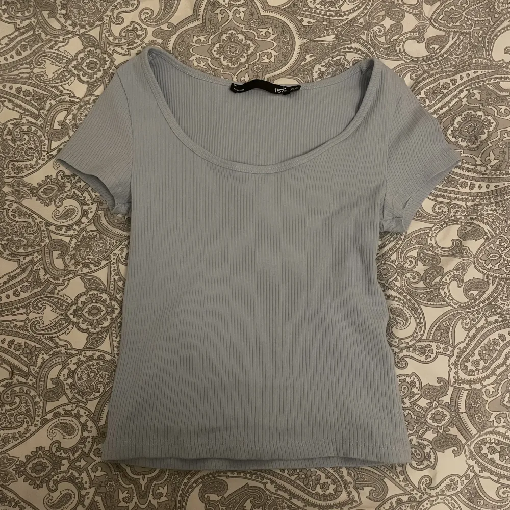 en ljusblå t-shirt som är as snygg från lager 157. säljer då jag redan har en likadan fast vit så använder inte den här. T-shirts.