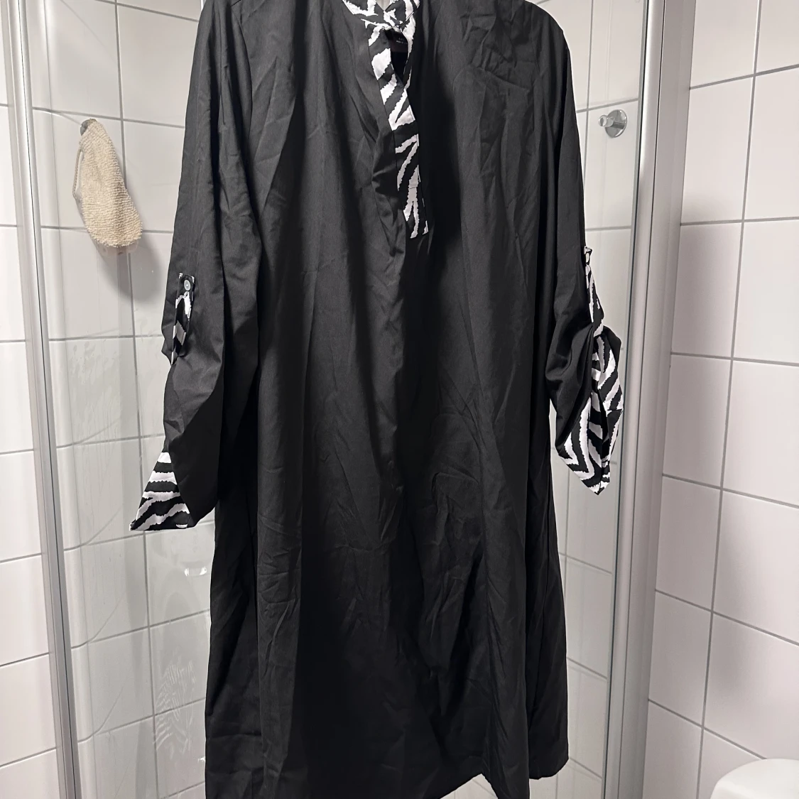 Svart klänning med zebra detaljer