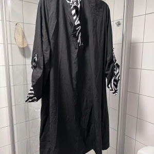 Svart klänning med zebra detaljer - Svart klänning med zebra detaljer  Ok skick  Storlek XXL