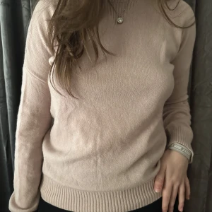 COS Stickad Tröja - Super söt stickad tröja från COS. Bra skick🪩