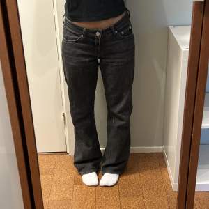 Svarta Arrow low waist jeans från Weekday! Har lite slitning, se andra bilden. 💕💕originalpris 590kr