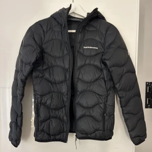Peak performance jacka  - Säljer peak performance jacka strl XS som vid nypris kostar 2800kr men jag säljer för 500kr med tanke på det lilla hålet som är på bakre armen. Även två till pytte små hål finns. Pris kan diskuteras:)