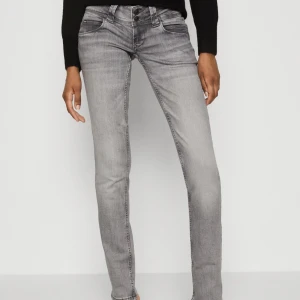 Pepe Jeans Venus  - Säljer mina Pepe Jeans i modellen venus,strl 33/32. Säljer pga passar inte längre, inget fel på byxorna alls, knappt använt.köpte för 1099kr på Zalando för ungefär ett år sen.