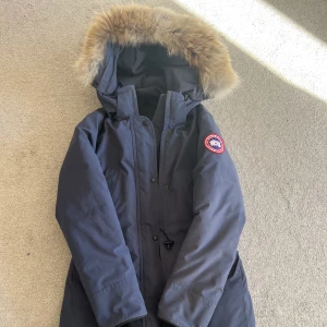 Canada goose Trillium parka damjacka storlek small - Dags o sälja denna fina vinterjacka ifrån canada goose. Modellen heter trillium parka och färgen är navy. Väldigt fin och elegant kombination.  Storlek small, funkar till andra storlek också då det går att justera inifrån. Väldigt fin skick