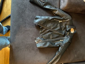 Skinnjacka  - Skinnjacka från chiquelle nyskick nypris 699kr. Storlek s 