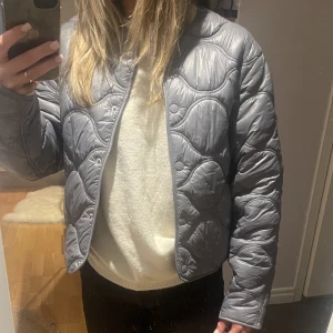 Vårjacka - Helt slutsålda jackan ”carrot” från mango🤍 Köptes i våras och är knappast använd, superfint skick. Strl xxs men passar allt till S. Orginalpris 599kr!💘