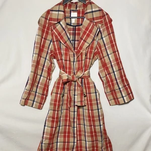 Rutig trenchcoat - Längd: 115cm Ärm: 60cm   Skicka DM vid frågor. ☆．。･