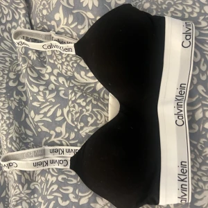 Calvin Klein Bh - Calvin Klein bh i nyskick, använd 1 gång, liten i storleken, köpt för 500 , pris kan diskuteras 💗💗