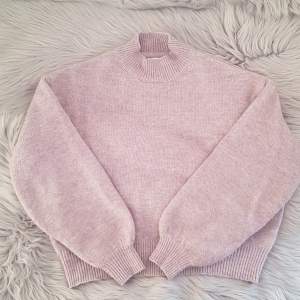 Säljer en skön stickad lila rosa tröja från STAY i storlek S 💜 Den är lite mer kroppad och har ballong ärmar men är suoer snygg💜💜