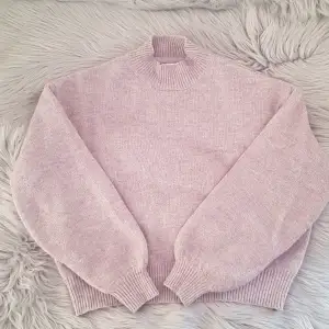 Säljer en skön stickad lila rosa tröja från STAY i storlek S 💜 Den är lite mer kroppad och har ballong ärmar men är suoer snygg💜💜