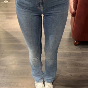 VERO MODA bootcut jeans - Supersnygga och populära bootcut  jeans i nyskick från VERO MODA i modellen VMFLASH, använda EN gång. Storlek Small, 32” längd. Stretchigt och skönt material. Säljer för har ett till par i strl. M som passar mig bättre och jag tappade bort kvitto på dessa