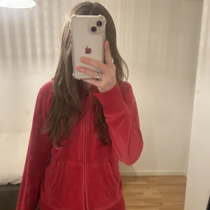 Tröja - Rosa/ Röd fleece tröja i storlek S men passar både XS och M.
