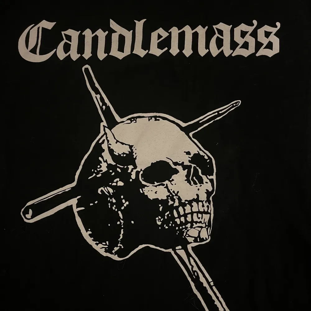 En jätte frän Candlemass t-shirt som tyvärr är allelens för stor för min del.  Priset går alltid att diskutera ;). T-shirts.