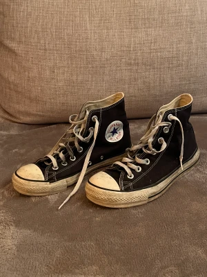 Converse - Converseskor storlek 40 (size 6) i använt skick. Hela men lite fläckiga, går nog att tvätta så de blir fina. 