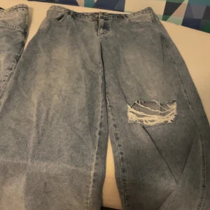  low waist jeans - väldigt snygga jeans, säljer då jag bytt stil,skulle säga att jeansen passar folk med y2k eller skater stil köpt för 500 säljer för 200 plus frakt, säg till för fler bilder!