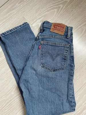 Levis 501 w23 - Modell:501 Märke: Levis  Färg: blå Strl: w23/L26 