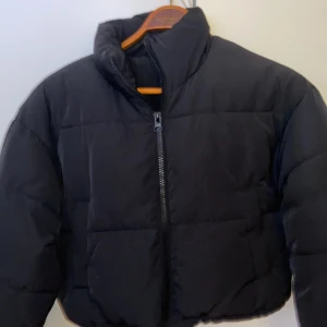 Svart puffer jacka - Svart puffer jacka köpt från HM för ett par år sedan. Den är storlek XXS men passar mig som är en S. Lätt använd 