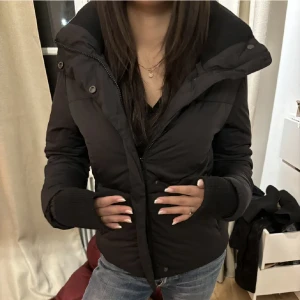 Vinterjacka  - Bilder från förra säljaren, aldrig använd av mig då den var för liten❤️