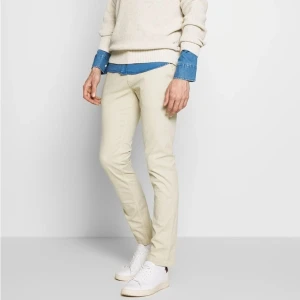 Chinos NN07 31/32 - Knappt använda chinos från NN07 storlek 31/32. I jättebra skick, några enstaka fläckar kan förekomma. Ordpris 1299kr.