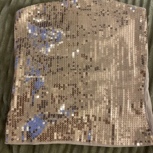 Tubtopp - Jätte söt rosa tubtopp! Säljer den för att den inye kommit till användning. Lappen e bortklippt men den kommer från na-kd köpte den för ungefär ett två år sedan. Skriv för fler bilder ich frågor.  Priset kan ochså diskuteras! 