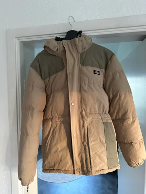 Dickies jacka  - Beige dickies jacka i fint skick. Säljer åt min kille, endast använd en vinter. Nypris 1599kr 