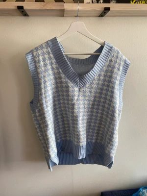 Stickad väst - Bra skick andvänd en gång.