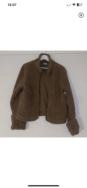 Teddyjacka - Teddyjacka i beige. Storlek M. Jättefint skick! 
