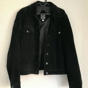 Mockajacka  - Jättefin vintage mockajacka i väldigt bra skick! Äkta läder. Storlek: (står 42 men skulle mer säga M/L) Pris: 400kr