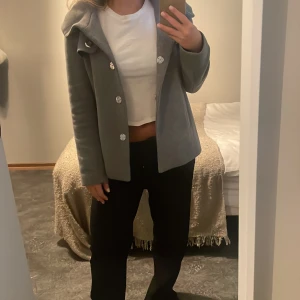 Kappa  - Grå kappa från zara, knapp saknas högst upp annars inga defekter. Storlek S