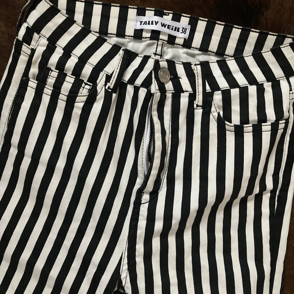 ⚡️randiga snyggbyxor. Märkta strl.38 men jag skulle säga att de är 34-36. Lite stretch. Total längd- 97cm Innerben-71cm Gren-27,5cm Stuss-39cm Benslut-12cm Vid stort intresse aktiveras budgivning. Farkut & Housut.