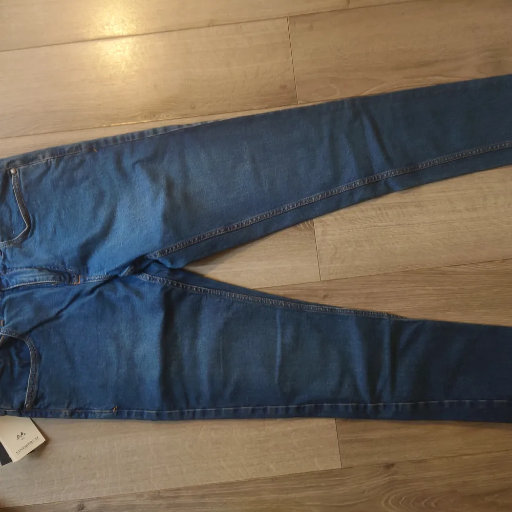 Helt nya Lindbergh jeans i snygg mörkblå färg med snygg design slitningar och stretch kvalitet Org prislapp på 600 kr sitter kvar  Mitt pris 199 kr plus frakt . Jeans & Byxor.