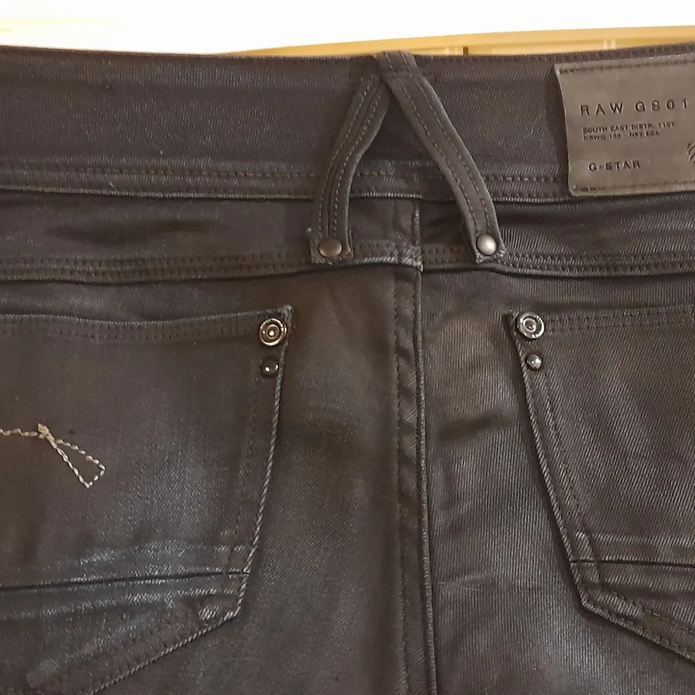 Supersnygga och sköna jeans från g-star. Slimmodell med låg midja och stretch Lite använda Nypris 1100 Innerbenslängd 72 cm.. Jeans & Byxor.