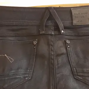Supersnygga och sköna jeans från g-star. Slimmodell med låg midja och stretch Lite använda Nypris 1100 Innerbenslängd 72 cm.