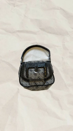 Guess bag - Liten handväska för ditt läppglans 