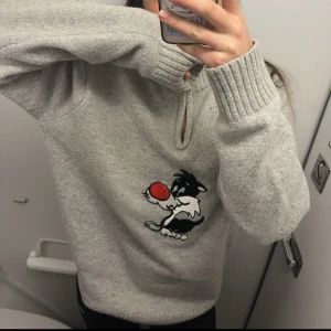 Stickad kashmir  - Säljer min gamla favorit kashmir stickade tröja med en figur på magen! Köpt på märkes secondhand på Secilien i våras❣️ använd gärna köp nu