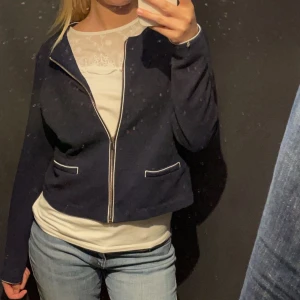 Kofta/jacka - Funkar att ha både inomhus över en tröja och även utomhus eller vid utgång! 