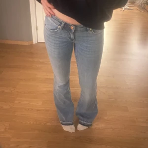 Jeans - Lågmidjade jeans från Only. Knappt använda, jag är 165 och är för långa för mig💕 Köpet sker via Swish 