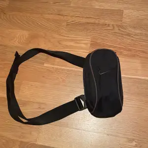 Tja säljer en fett Nike slingbag till bra pris den är i 9,5/10 skick! Och är riktigt snygg, Tveka inte vid frågor! Priset kan diskuteras!