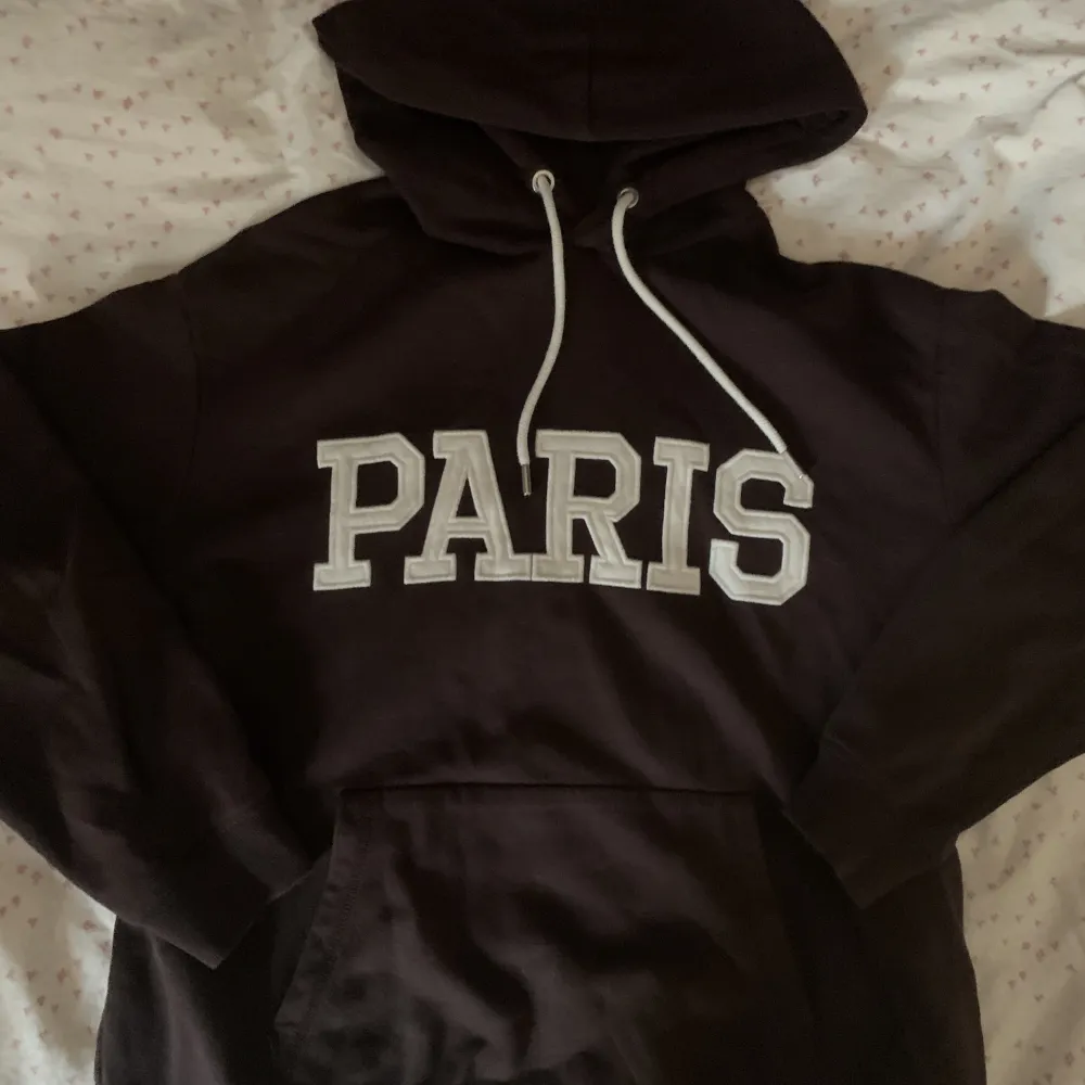 Snygg hoodie med Paris tryck.. Hoodies.