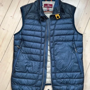 Parajamper väst  - Säljer min fina parajamper väst den är i jättefin skick och är knappt använd den har inga sador alls jag fick den som födelsedagspresent och den är för lite för mig nu kom för mer bilder och information prister kan diskuteras💯