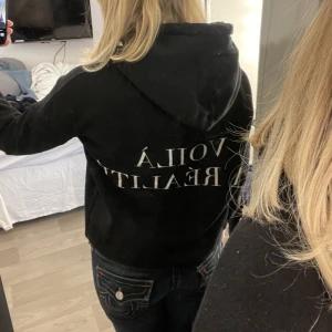 Hoodie  - Läs bio! Svart hoodie med texten ”Voilà la réalité”❤️