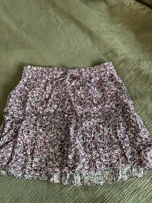 Kjol - Lila/svart/vit kjol från zara. Knyte i midjan och inbyggda shorts. Aldrig använda.