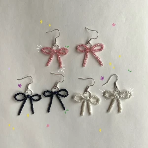 Örhängen - Örhängen gjorda av mig💞💖💓svarta, vita eller rosa!