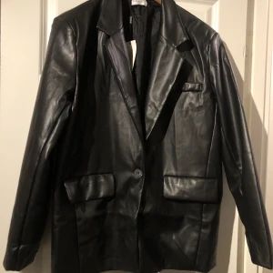 Fake läder jacka - Fake läder jacka från Shekou i storlek L. Aldrig använd, lappen fortfarande kvar. 