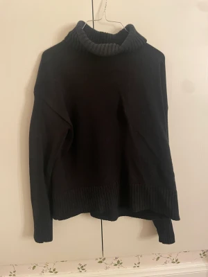 stickad tröja - En svart stickad tröja me en super snygg krage den är i super bra skick 