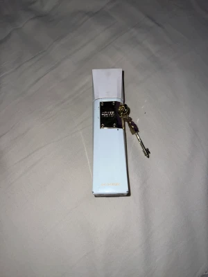 Justin Bieber parfym - En parfym från Justin Bieber som doftar väldigt gott. 2/3 kvar av parfymen som är på 50 ml. Använder den inte längre men skulle rekommendera den starkt! 